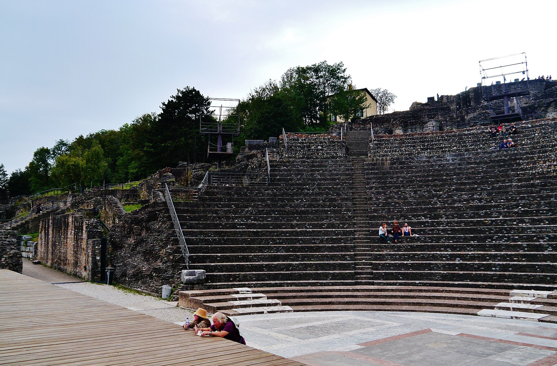 Les gradins du théâtre gallo-romain de Fourvière, où l'on peut s'asseoir librement · Photo Zairon, CC BY-SA 4.0