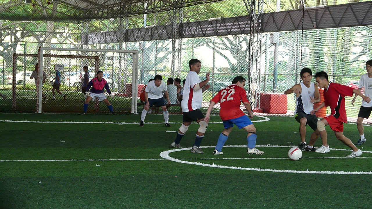 Un match de foot à 5 sur gazon synthétique · Photo chensiyuan, CC BY-SA