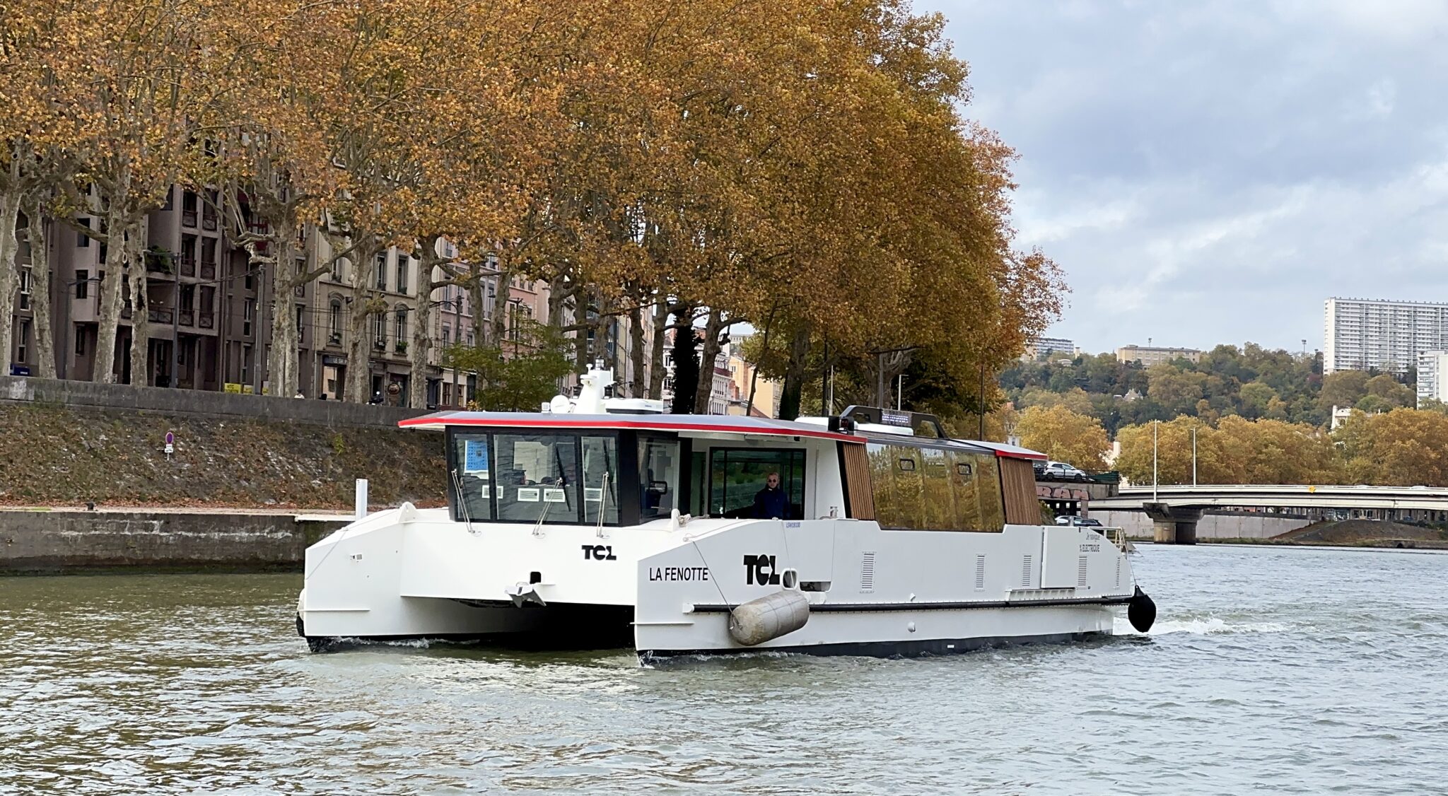 La Fenotte, l'un des catamarans électriques du Navigône, sur la Saône · Photo Alternatives Energies