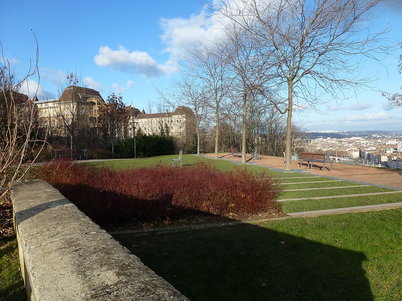 Le Jardin des Curiosités et sa vue sur Lyon, à Saint-Just · CC BY-SA 3.0 · PHILDIC / Wikimedia