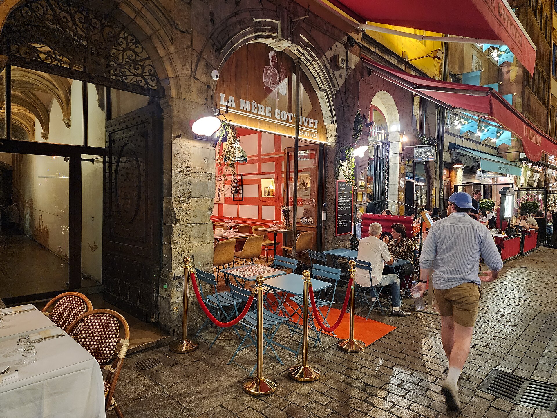 La devanture et la terrasse d'un bouchon lyonnais, rue Mercière · Photo Lyon-plaisirs, CC BY 4.0