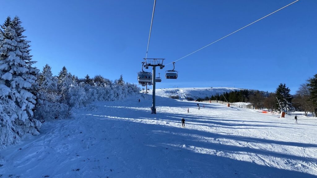 Le télésiège et les pistes de Chalmazel, dans les monts du Forez · Photo diffusée par If Saint-Étienne