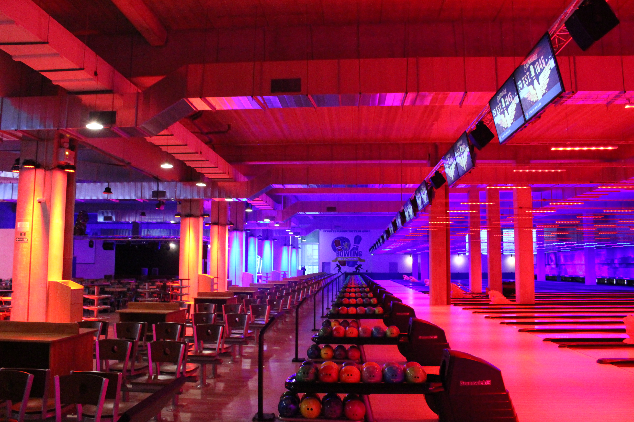 La perspective des 32 pistes du Bowling des Lumières, à Décines · Photo Bowling des Lumières