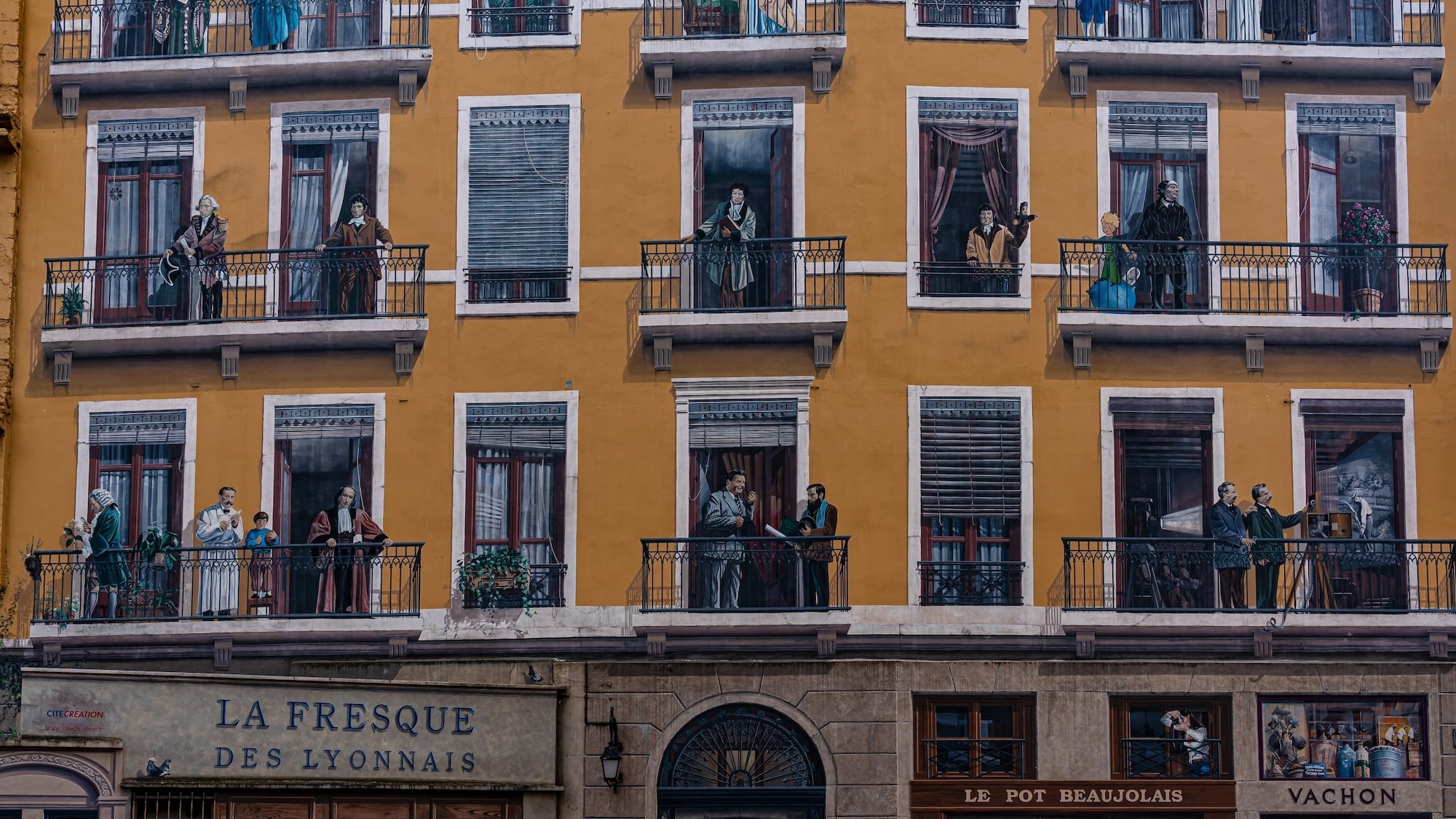 Les personnages peints aux fenêtres de la Fresque des Lyonnais · Photo diffusée par Le Bonbon