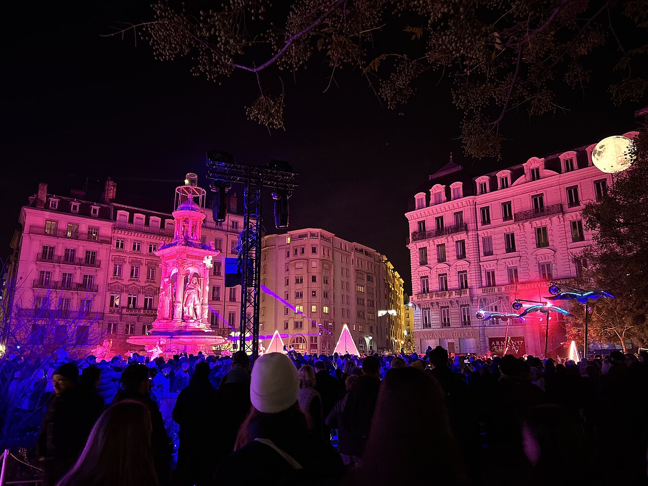 La place des Terreaux pendant la Fête des Lumières, à Lyon · CC BY-SA 4.0 · Corentin Eustacchi / Wikimedia