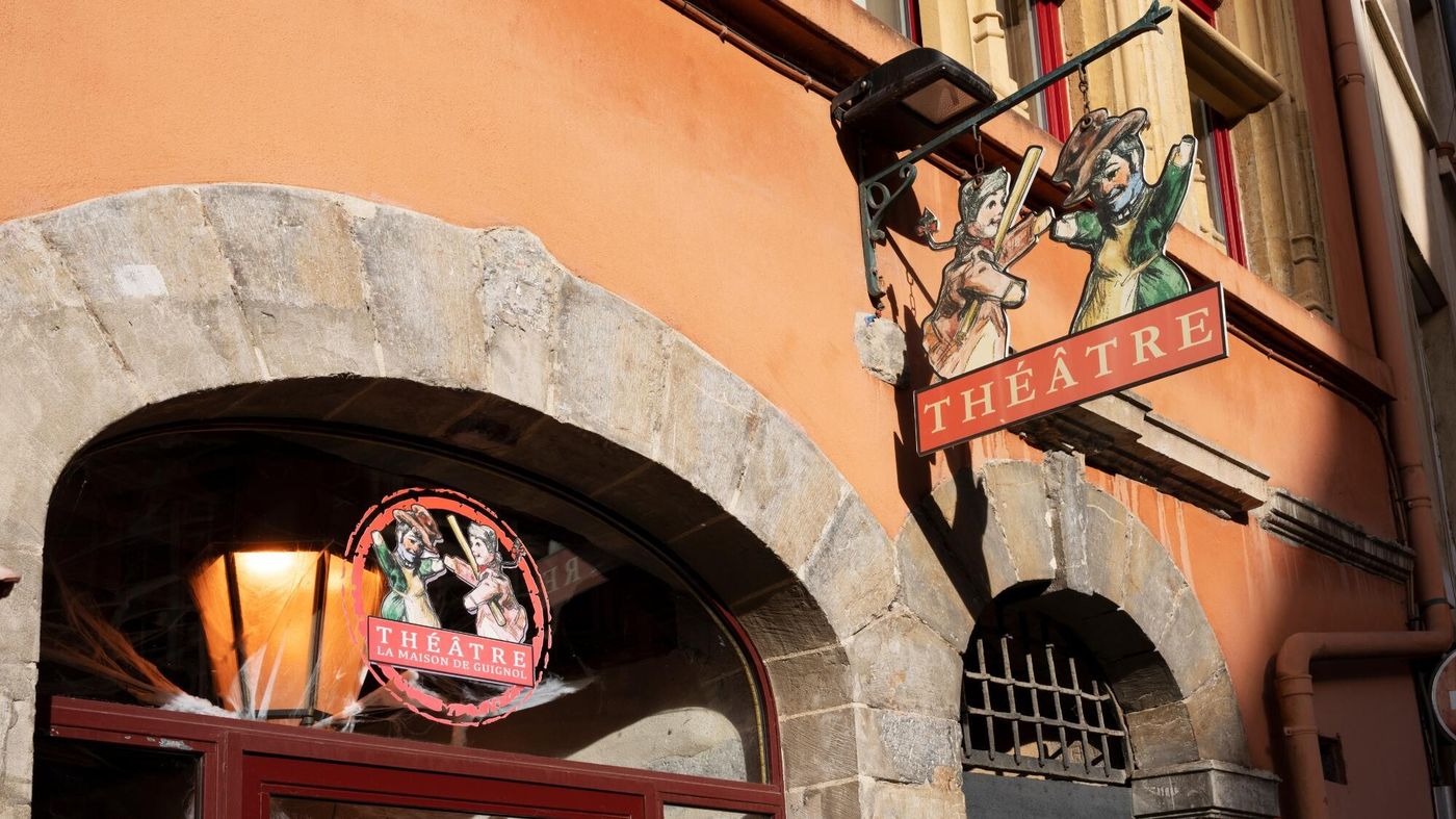 L'enseigne de la Maison de Guignol, place de la Trinité, dans le Vieux Lyon · Photo diffusée par Familiscope