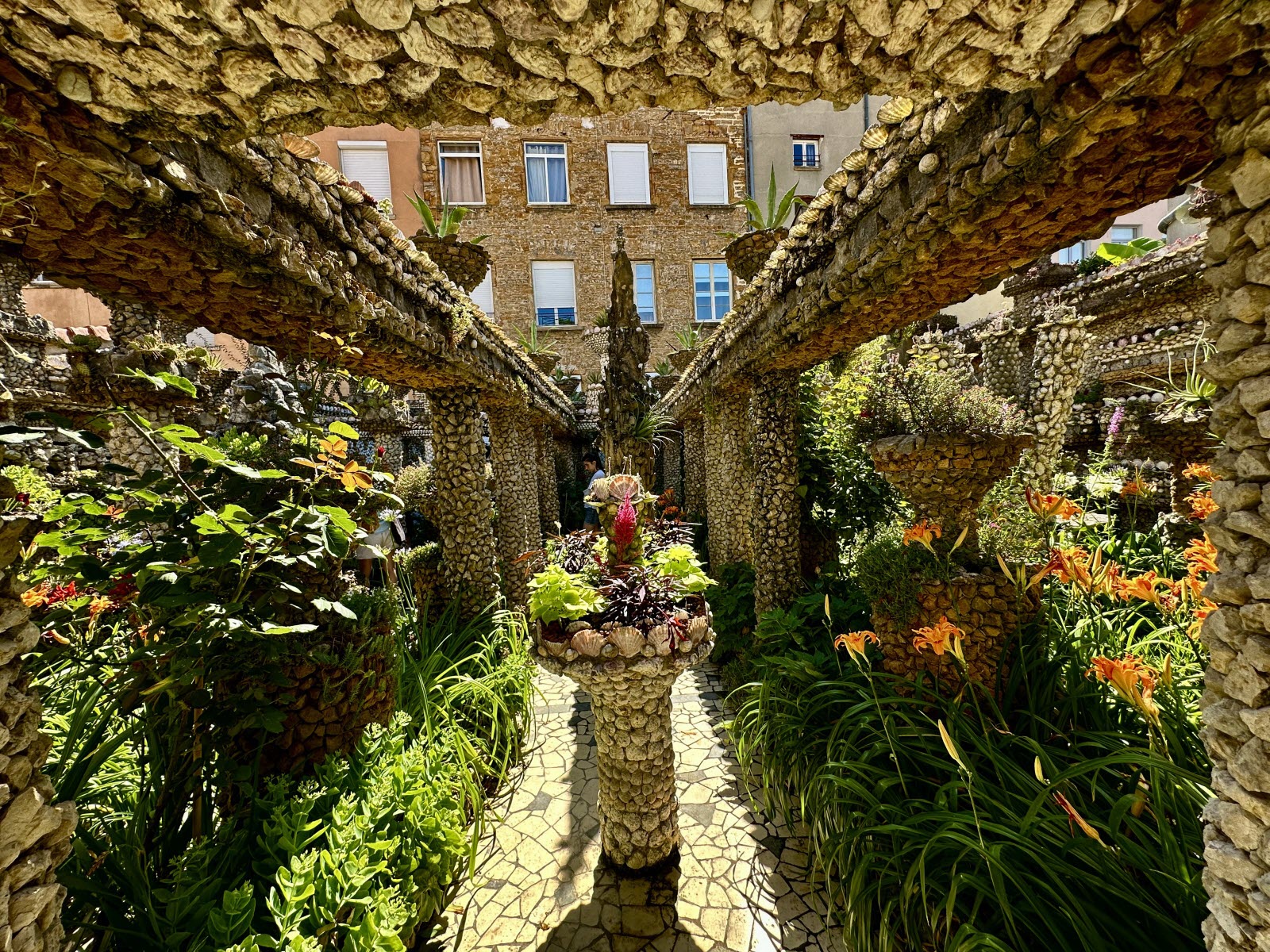 Les colonnes et les vasques de coquillages du jardin Rosa Mir · Photo Delphine Givord / Le Progrès