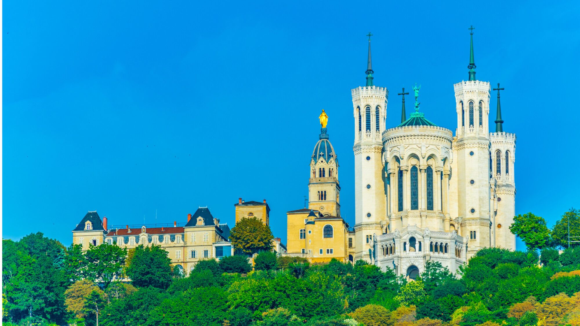 La basilique de Fourvière et la chapelle à la Vierge dorée, au sommet de la colline