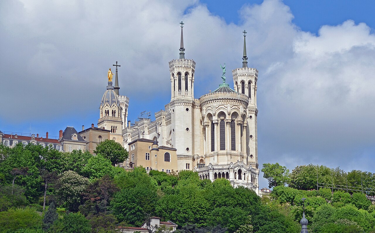 La basilique de Fourvière dominant Lyon · CC BY-SA 4.0 · Clément Bardot / Wikimedia