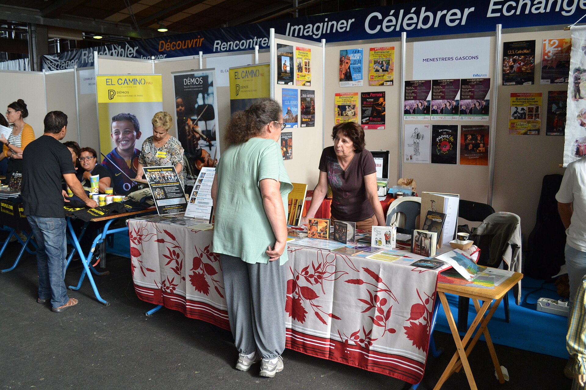 Un stand associatif lors d'un forum des associations · Photo Unuaiga, CC BY-SA 4.0