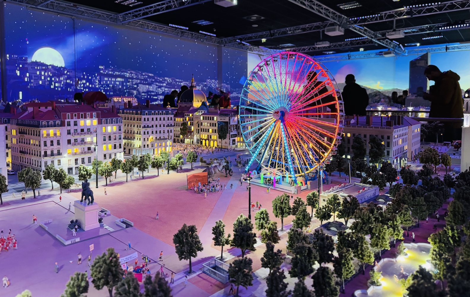 Une ville miniature illuminée et sa grande roue, à Mini World Lyon · Photo diffusée par Family Crunch Lyon