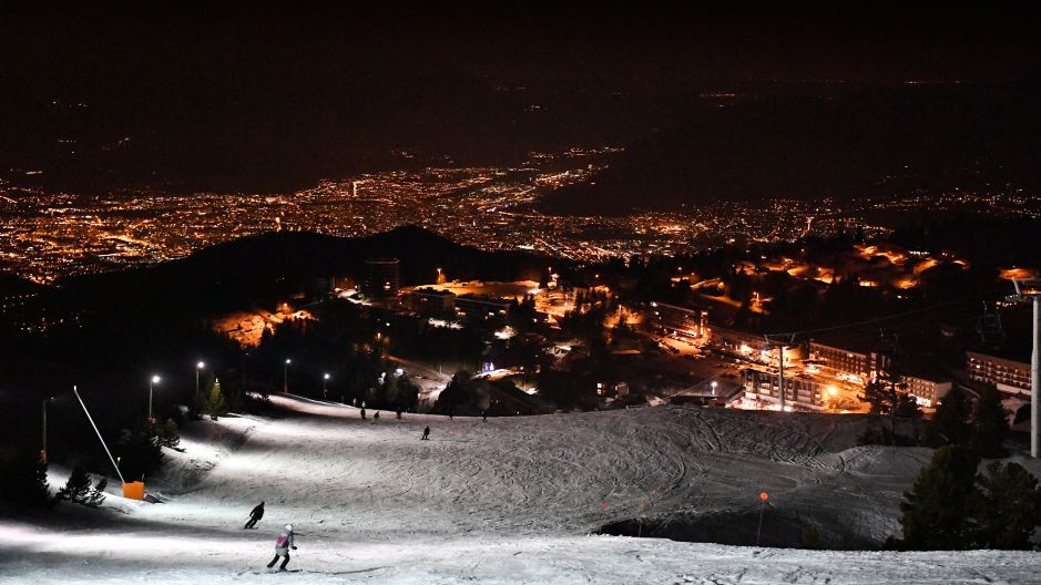 Le ski de nuit à Chamrousse, la station illuminée en contrebas