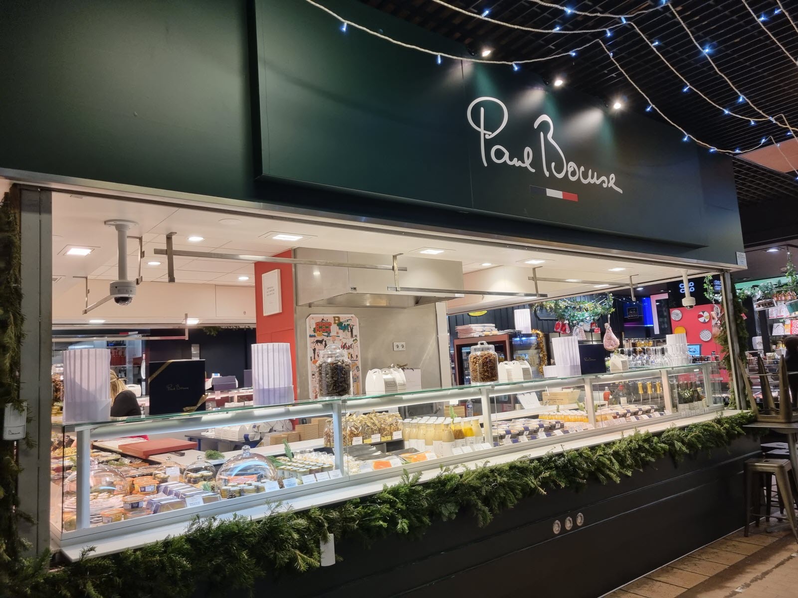 Le comptoir Paul Bocuse, au cœur des Halles de Lyon · Photo Le Progrès (Nadine Micholin)