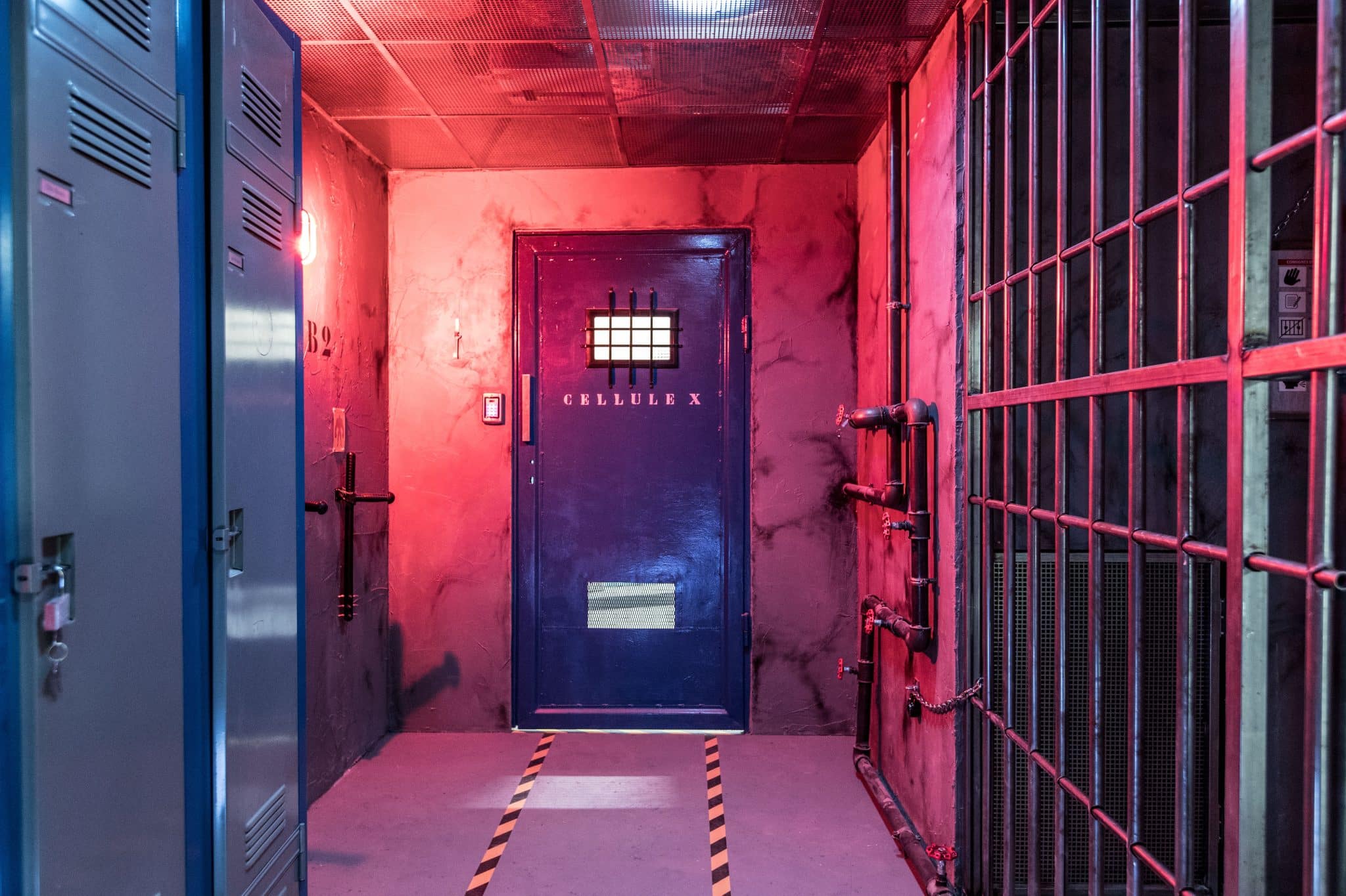 Le couloir de la prison et sa porte Cellule X · Photo Mission Évasion