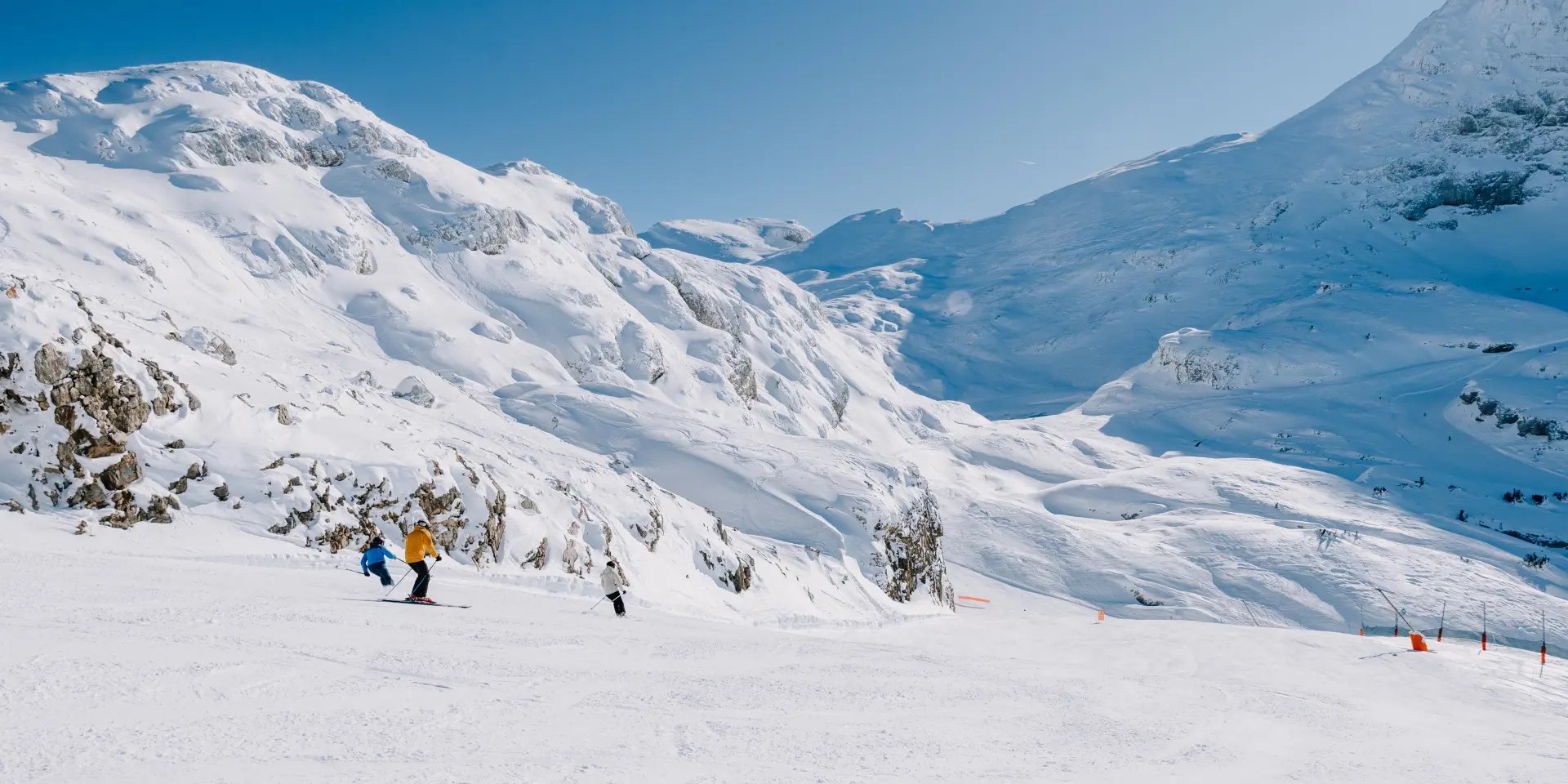 Skieurs sur les grandes pentes du domaine de Villard-de-Lans · Photo Office de tourisme de Villard-de-Lans et Corrençon
