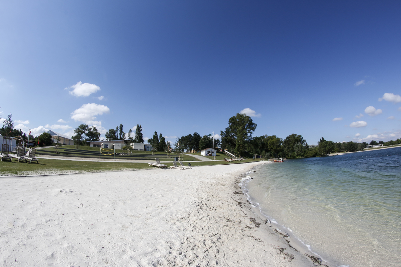 La plage de sable blanc de L'atol', au bord du lac du Grand Parc Miribel Jonage · Photo Mathilde André / Abi/Abo