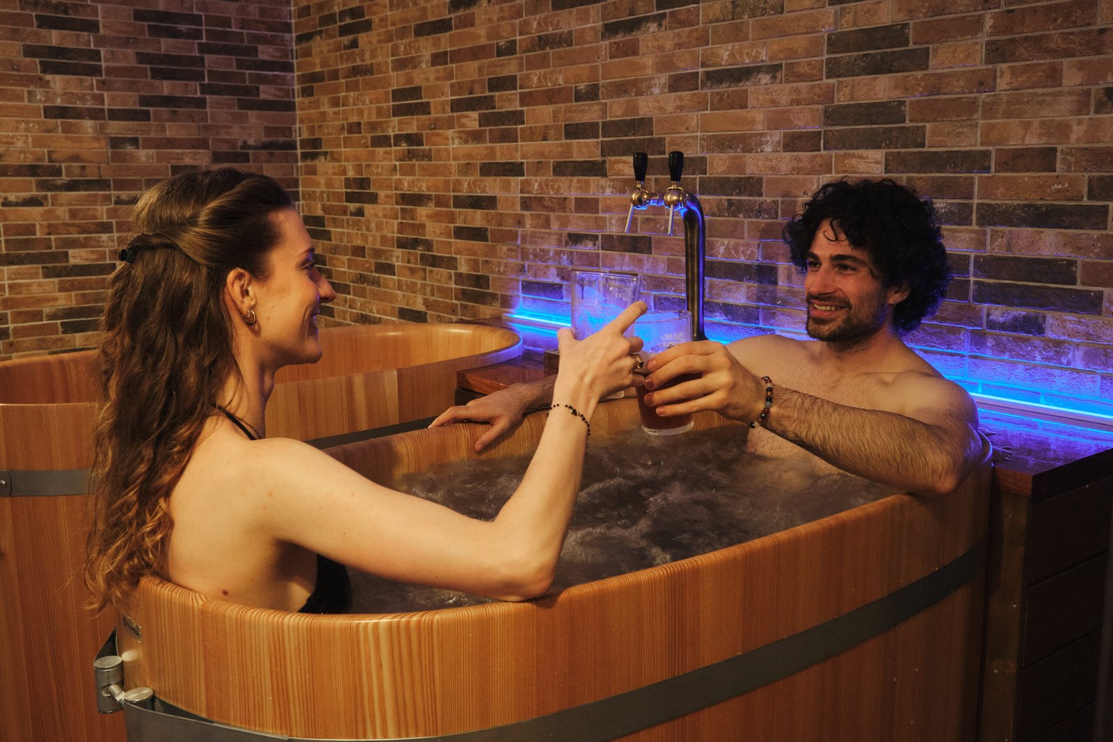 Un bain de bois chaud au houblon, chez The Holy Hop · © The Holy Hop
