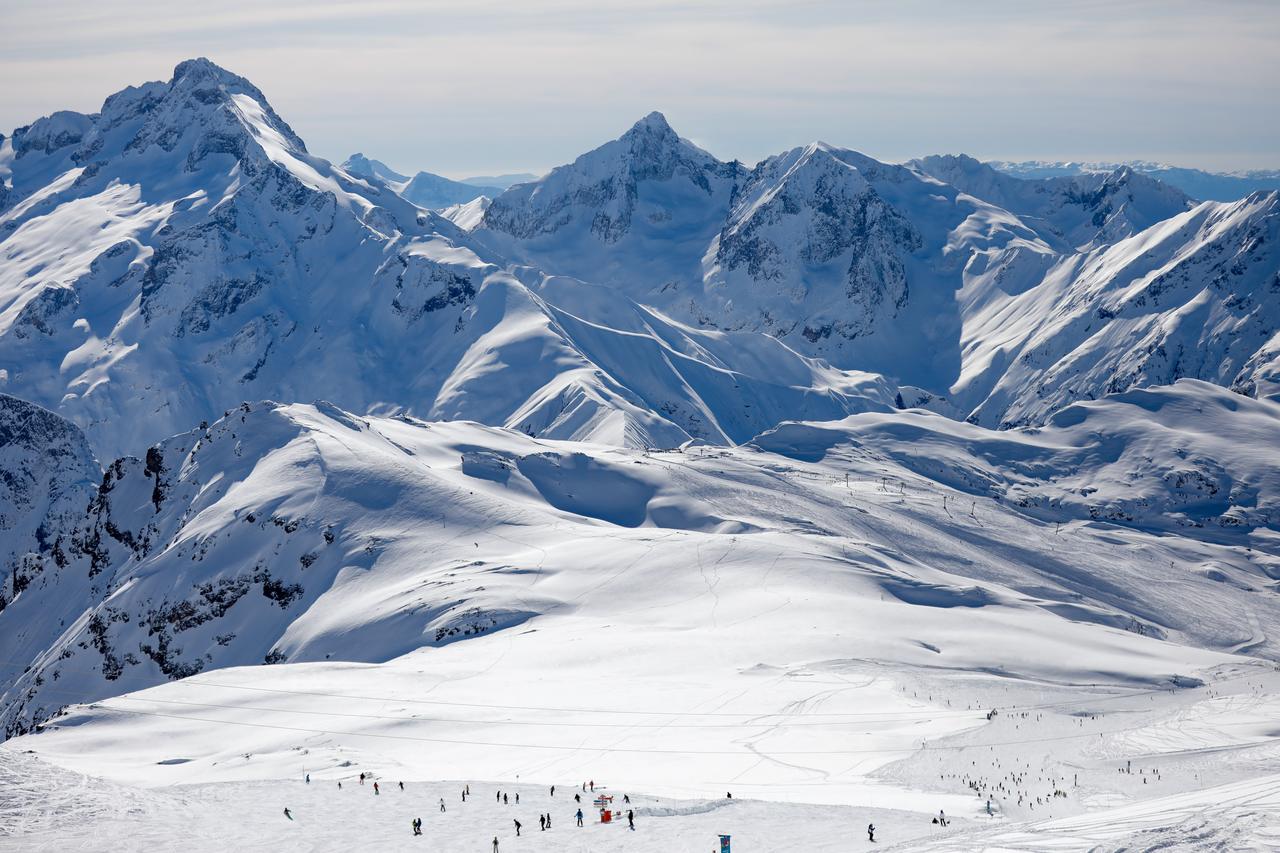 Les pistes des 2 Alpes face aux sommets de l'Oisans · Photo Nils Louna