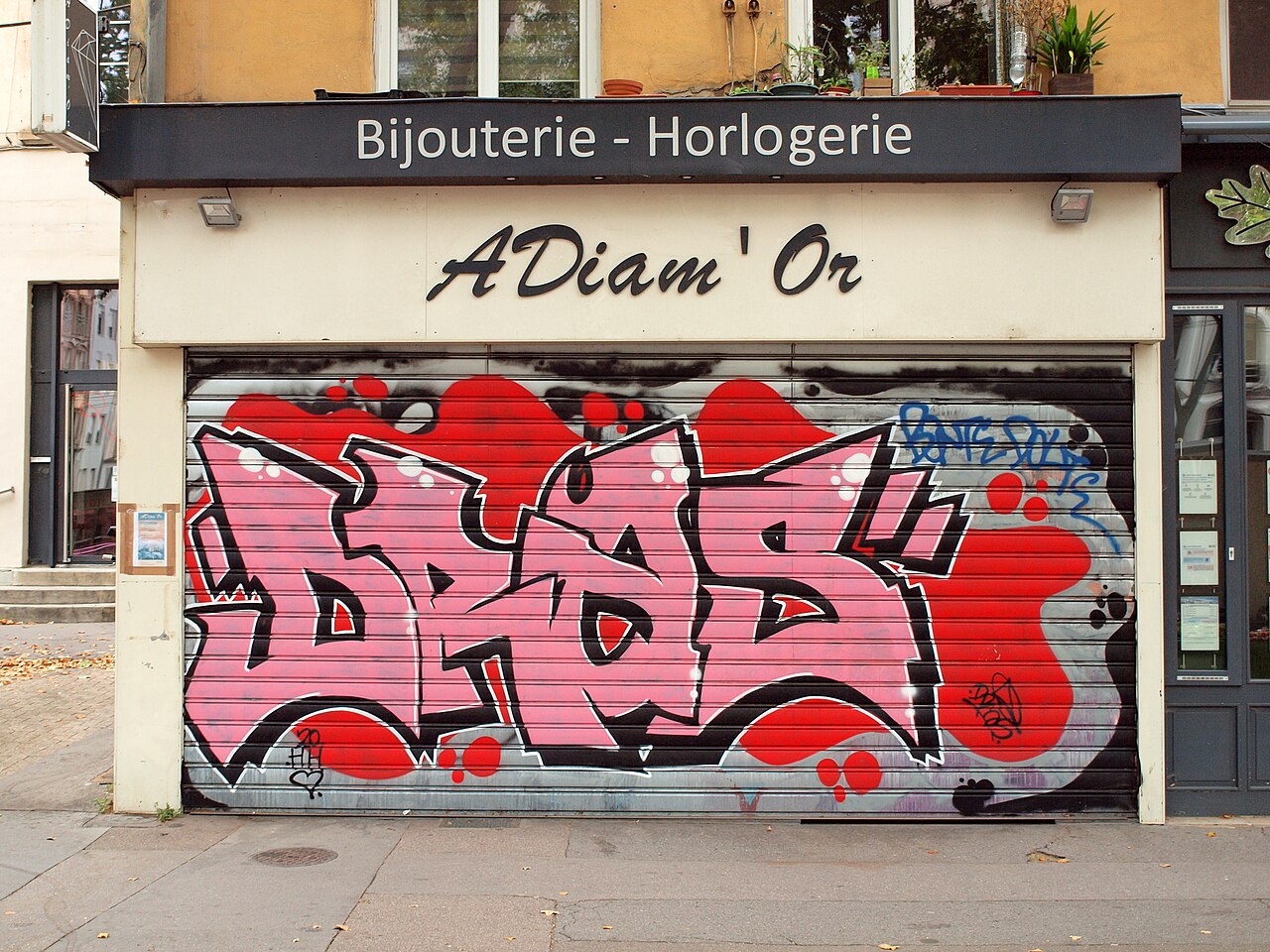 Un rideau de fer graffé, plateau de la Croix-Rousse · CC BY-SA 4.0 · François Goglins / Wikimedia