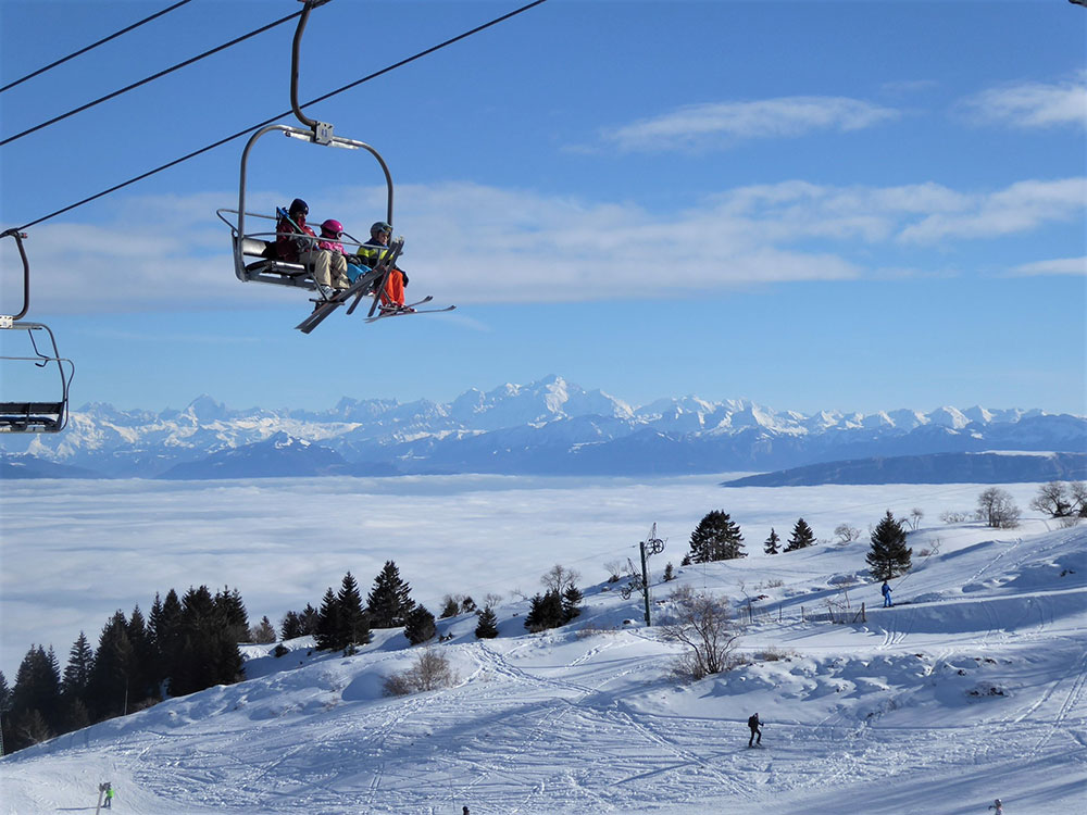 Le télésiège des Monts Jura, la chaîne du Mont-Blanc au-dessus de la mer de nuages · Photo diffusée par Montagnes Magazine
