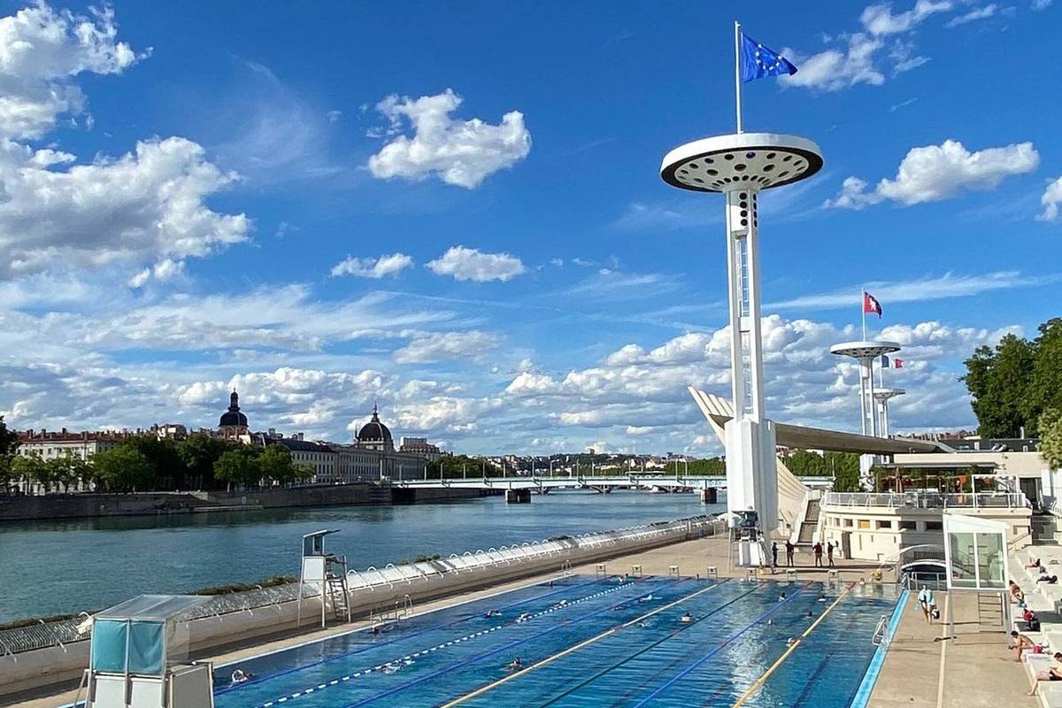 Le bassin olympique en plein air du Centre nautique Tony Bertrand, au bord du Rhône · Photo diffusée par Lyon Secret