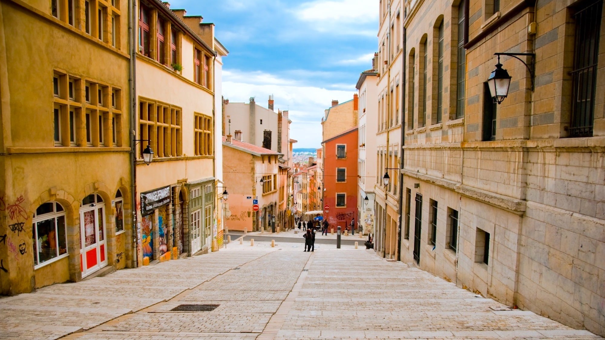 Une rue en pente de la Croix-Rousse, descendant vers la ville · Photo diffusée par Le Bonbon
