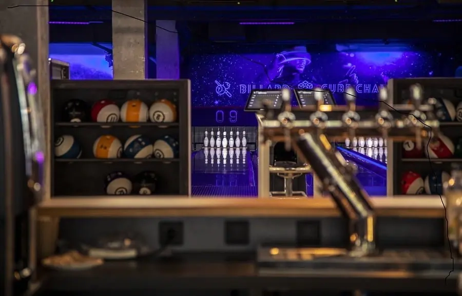Le rack de boules et le bar de Play In Park, à Villeurbanne · Photo diffusée par Sortir à Lyon