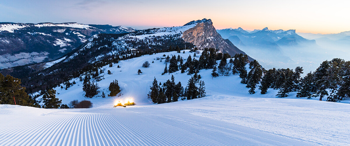 Les crêtes du Vercors au coucher du soleil, au-dessus des pistes damées · Photo P. Lonchampt