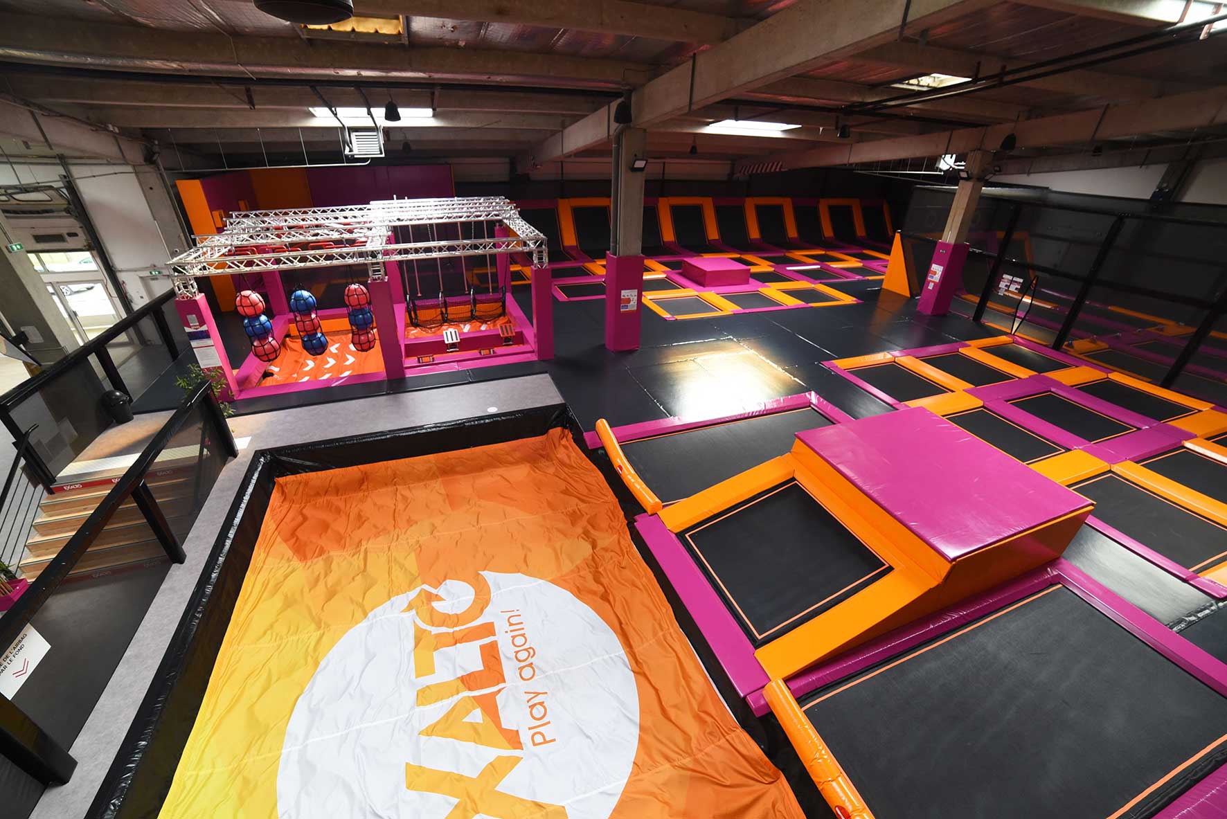 Les trampolines, l'airbag et le parcours ninja vus d'en haut · Photo Exalto