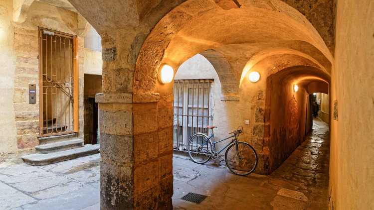 Le passage voûté d'une traboule du Vieux-Lyon, entre porte de rue et cour intérieure