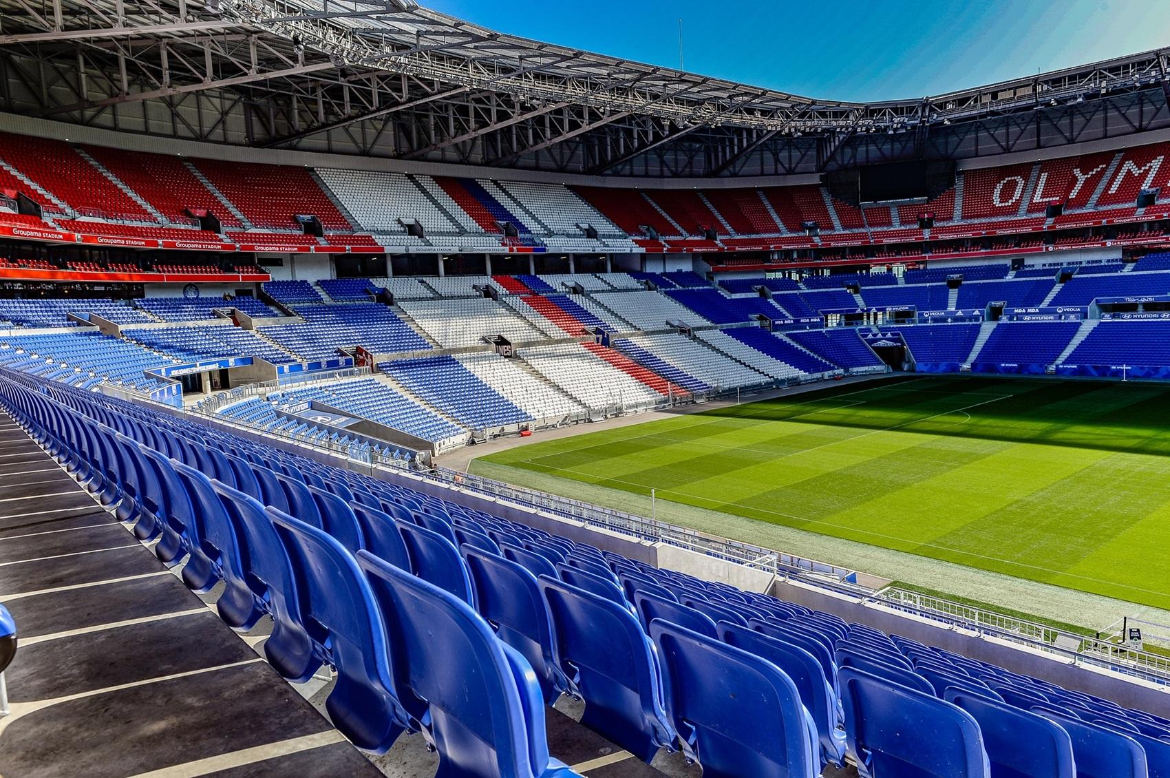Les gradins du Groupama Stadium de Décines et sa pelouse, vus depuis les sièges · Photo diffusée par OL Vallée