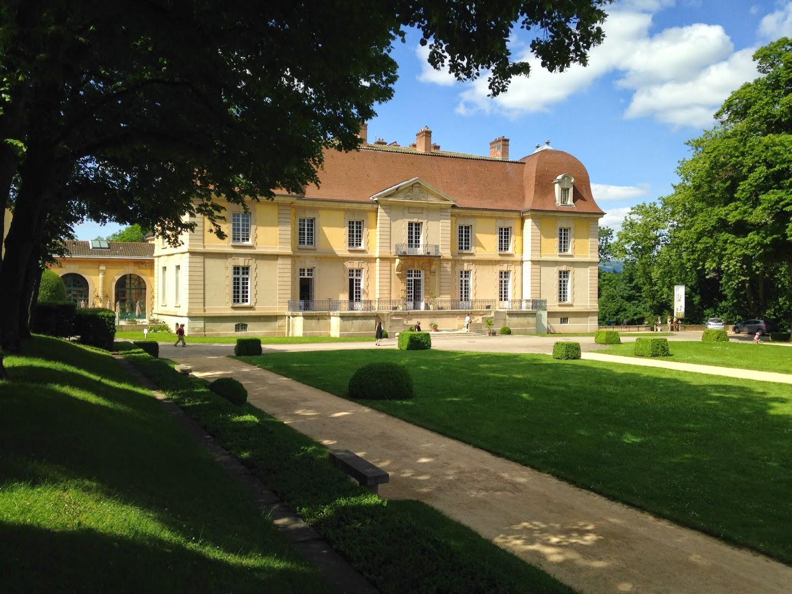 Le château de Lacroix-Laval et ses pelouses, au cœur du domaine · Photo diffusée par Decathlon Outdoor