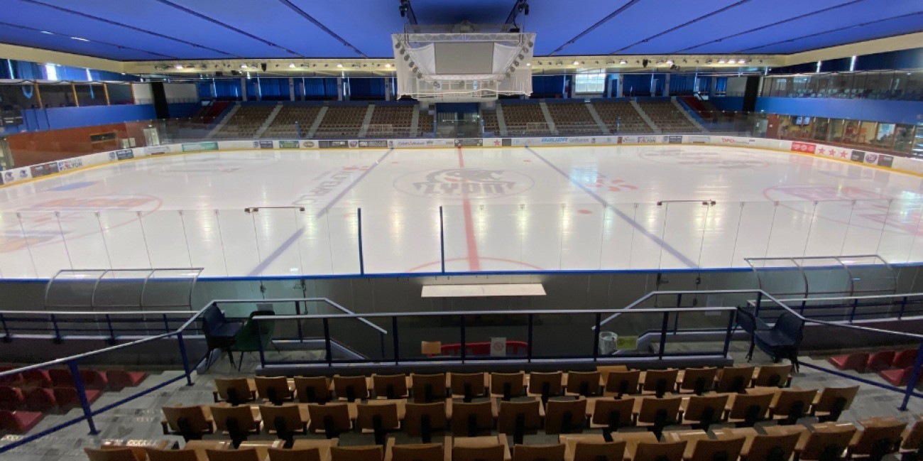 La glace de la patinoire Charlemagne vue des gradins · Photo Radio Scoop