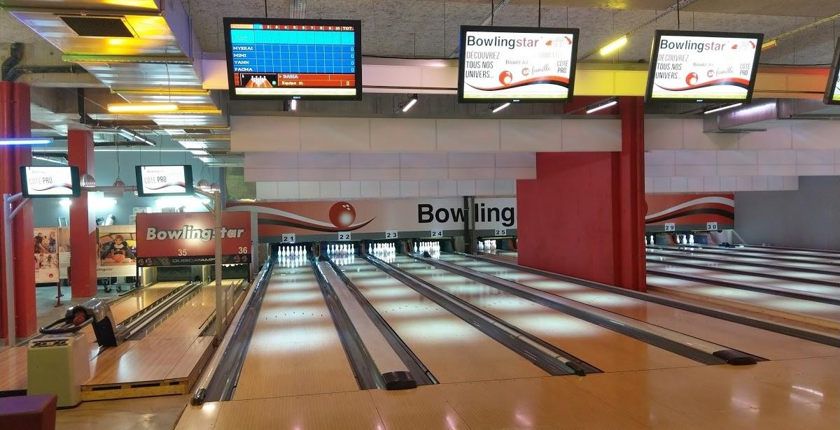 Les pistes d'un bowling Bowlingstar, avec les écrans de score à la marque · Photo diffusée par Le Petit Paumé