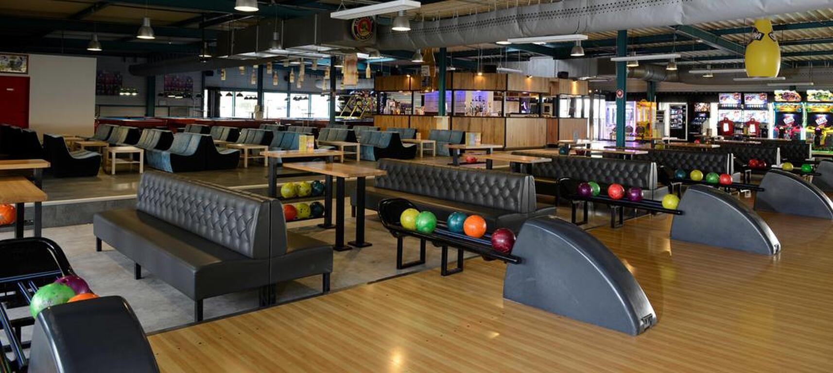 Les pistes, les banquettes et le bar du Bowling de l'Ouest Lyonnais, à Brignais · Photo diffusée par l'Office de tourisme des Monts du Lyonnais