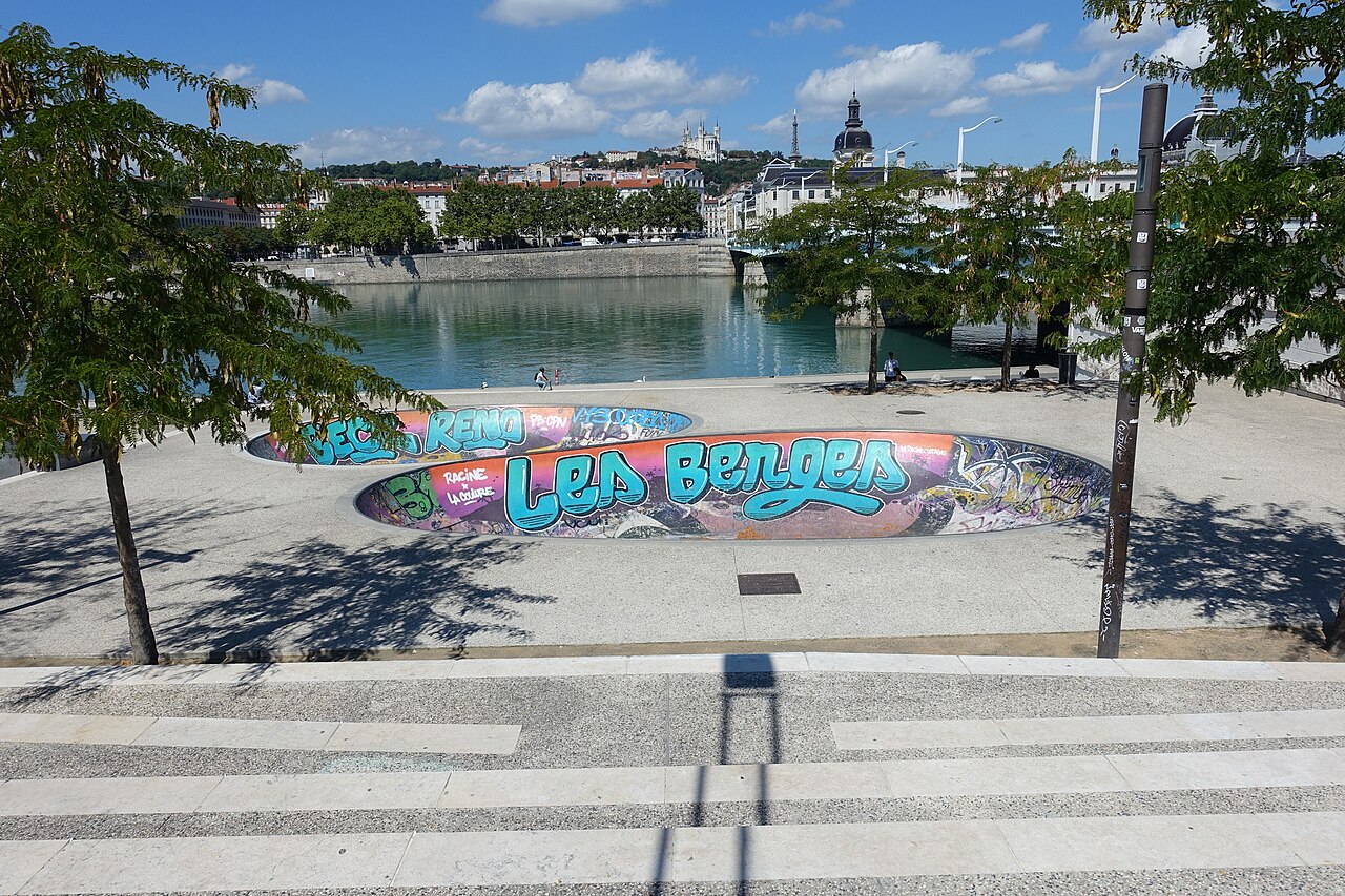 Les berges du Rhône et leur skatepark, à Lyon · CC BY 2.0 · Guilhem Vellut / Wikimedia