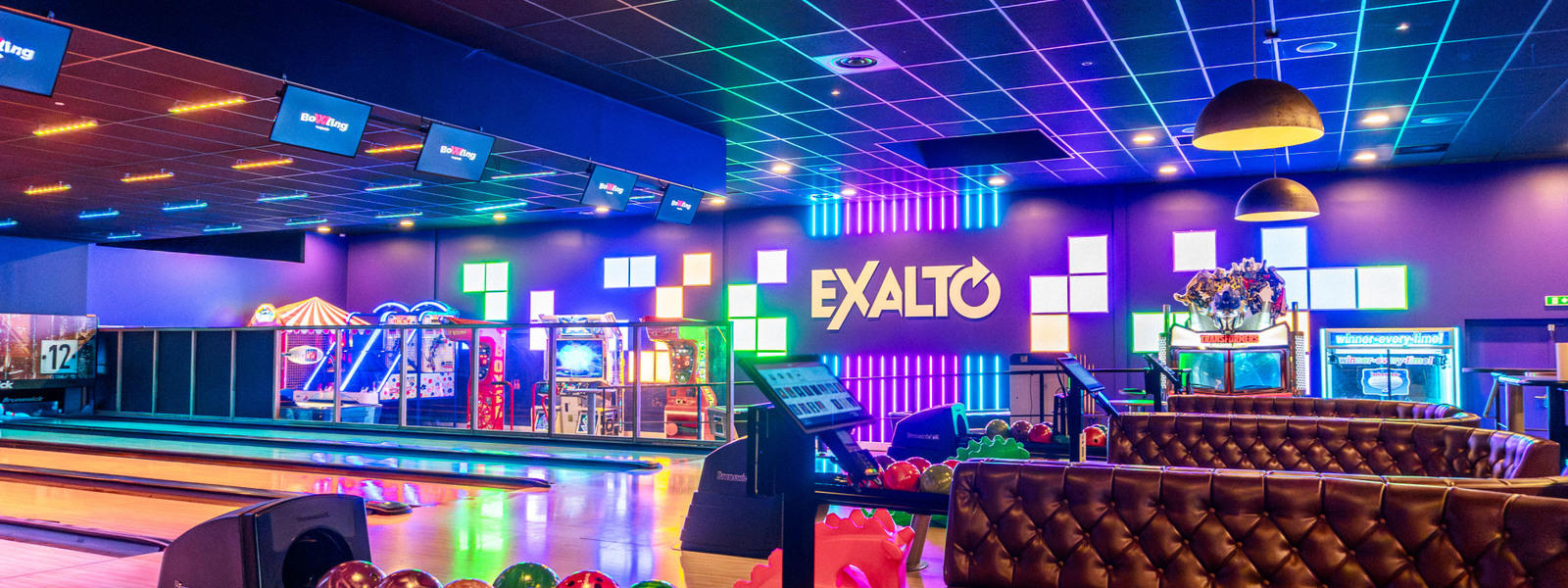 La salle du Bowling by Exalto à Dardilly, ses pistes et son espace de jeux · Photo diffusée par ONLYLYON Tourisme