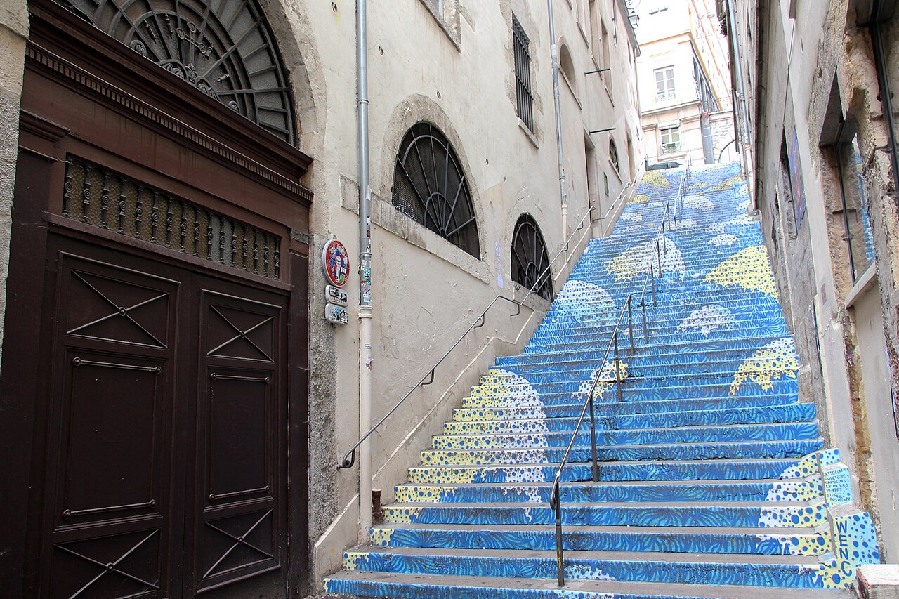 Un escalier peint du passage Mermet, sur les pentes de la Croix-Rousse · CC BY 2.0 · Fred Romero / Wikimedia