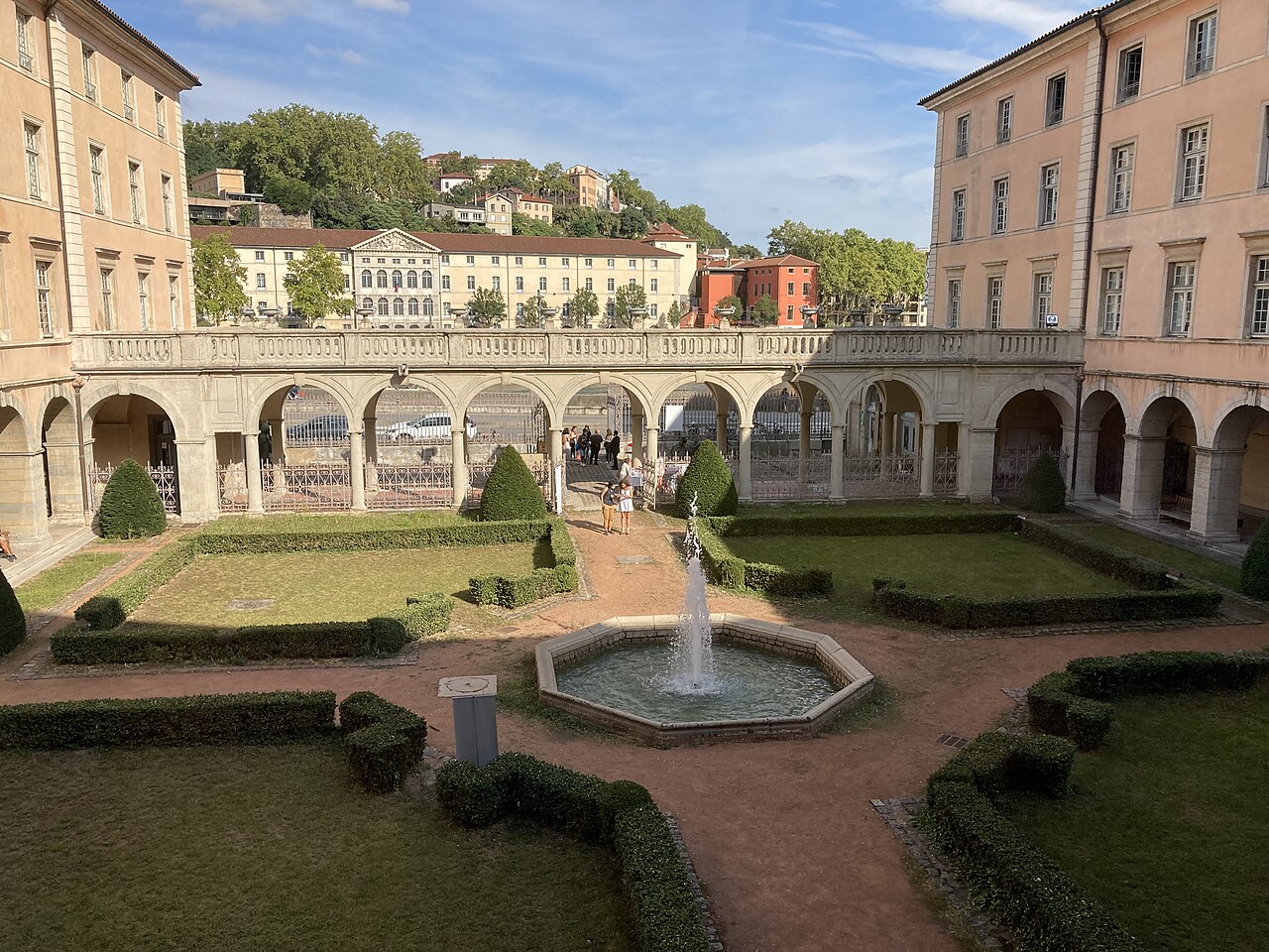 Le cloître du Conservatoire (CNSMD), au bord de la Saône · CC BY-SA 4.0 · Erclairbair / Wikimedia